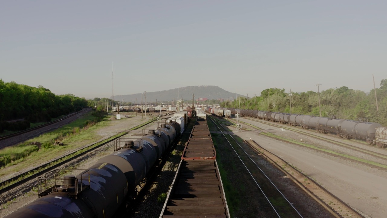 Vista aérea de actividad ferroviaria