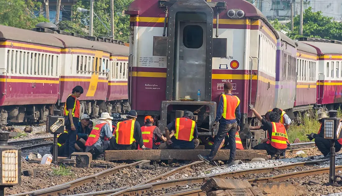 Equipo de trabajo en capacitación ferroviaria.