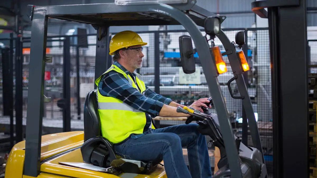 Operación Segura de Montacargas en industria ferroviaria.